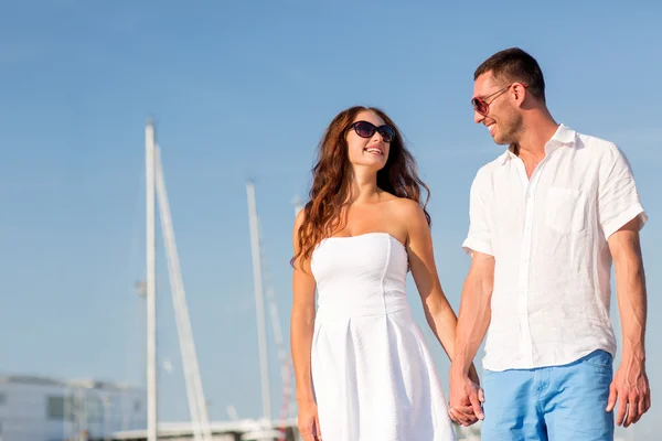 Pareja sonriente en la ciudad —  Fotos de Stock