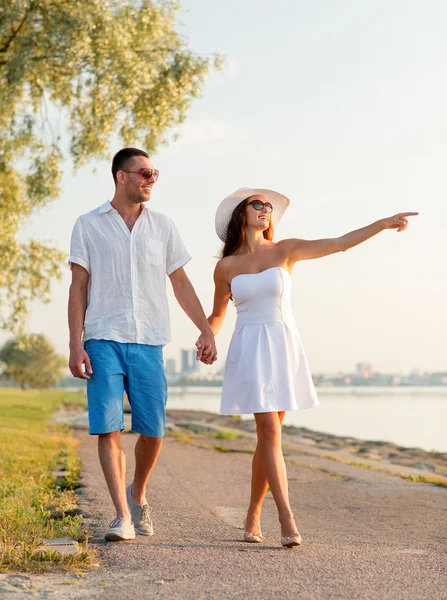 Sonriente pareja caminando al aire libre —  Fotos de Stock