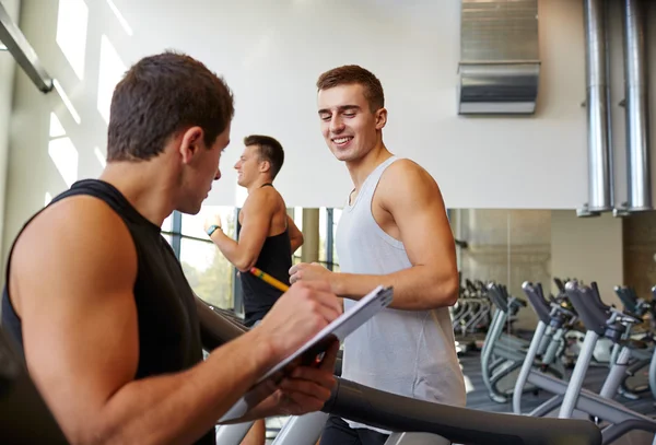 Homens exercitando na esteira na academia — Fotografia de Stock
