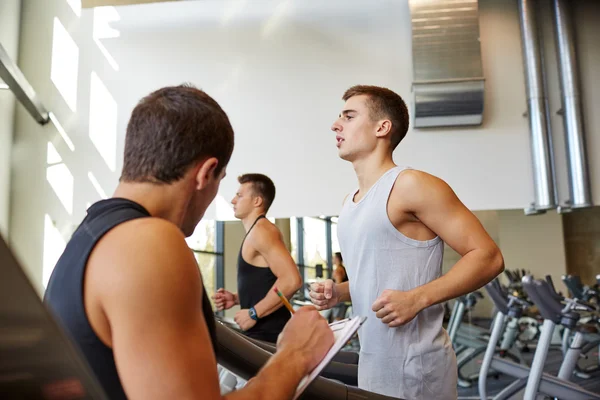 Mężczyzn, ćwiczenia na bieżni w siłowni — Zdjęcie stockowe