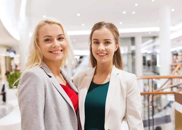 Mujeres jóvenes felices en el centro comercial o centro de negocios — Foto de Stock