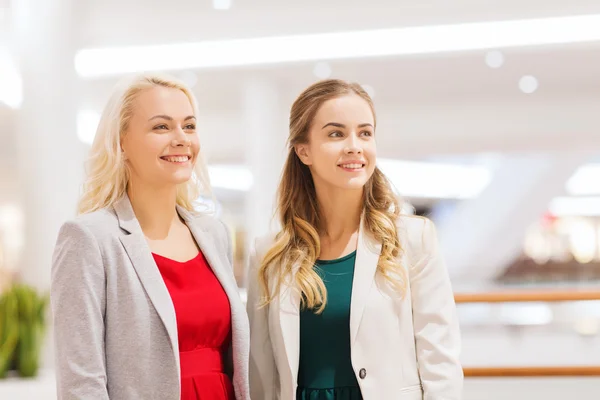 Gelukkig jonge vrouwen in mall of business center — Stockfoto