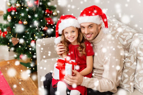 Sorrindo pai e filha segurando caixa de presente — Fotografia de Stock