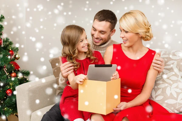 Família sorrindo levando tablet pc fora da caixa de presente — Fotografia de Stock