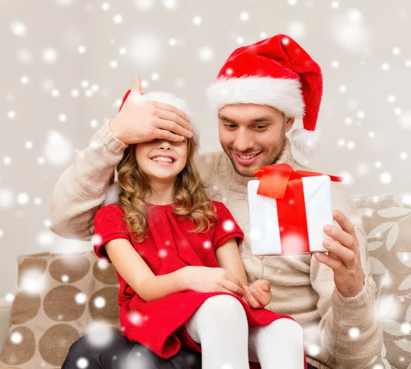 Sorridente padre e figlia in possesso di scatola regalo — Foto Stock