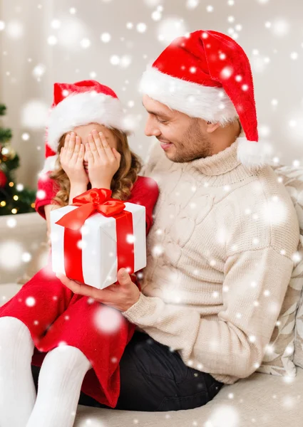 Souriant père et fille tenant boîte cadeau — Photo