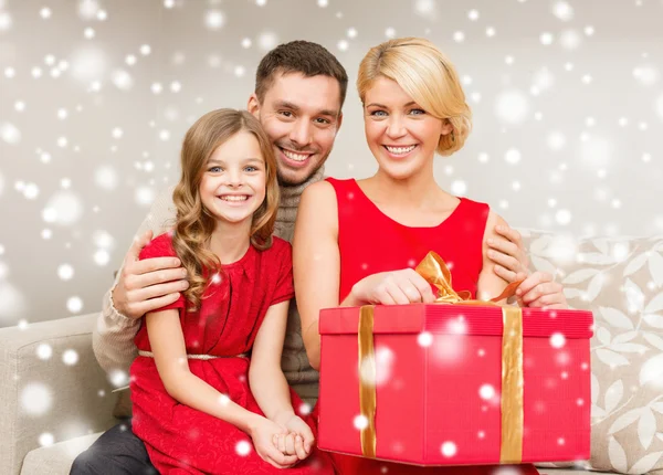 Lachende familie bedrijf doos van de gift — Stockfoto
