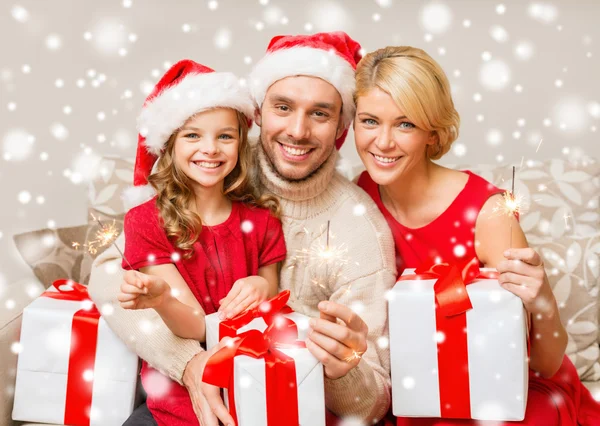 Lycklig familj med gåvor och tomtebloss — Stockfoto