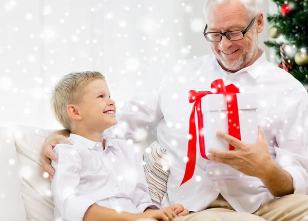 Grand-père et petit-fils souriants à la maison — Photo