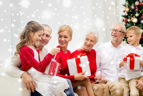 Lachende familie met geschenken thuis — Stockfoto