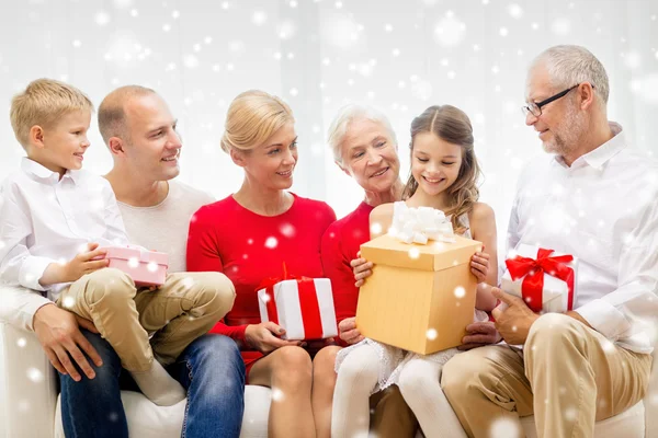 Lächeln Familie mit Geschenken zu Hause — Stockfoto