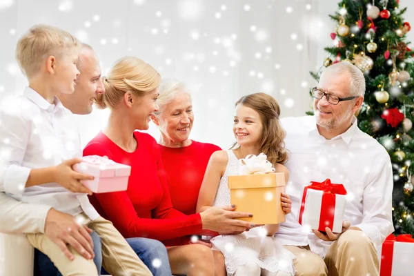 Gülümseyen aile ile evde hediye — Stok fotoğraf