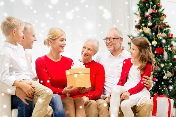 Usmívající se rodina s dárky doma — Stock fotografie