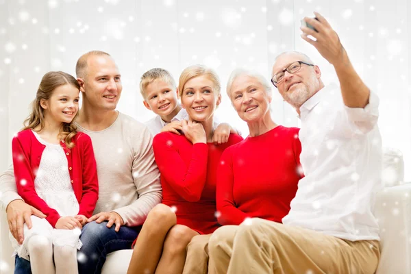 Usmívající se rodina s kamerou doma — Stock fotografie