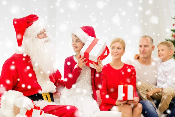 Ler familj med jultomten och gåvor hemma — Stockfoto