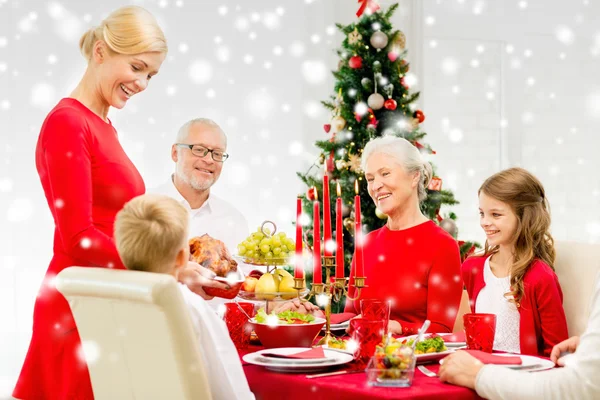 Lächelnde Familie beim Weihnachtsessen zu Hause — Stockfoto