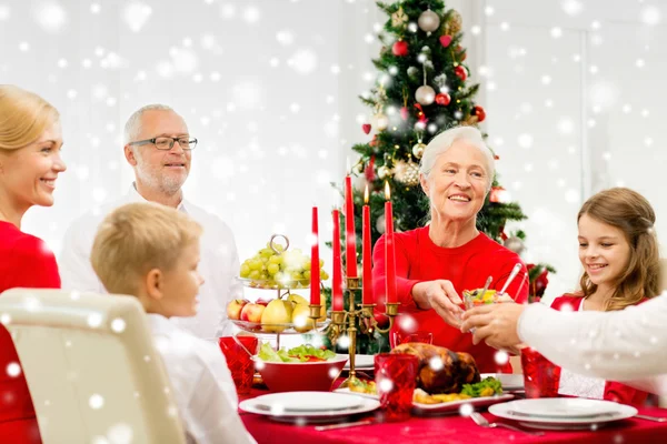 Lächelnde Familie beim Weihnachtsessen zu Hause — Stockfoto