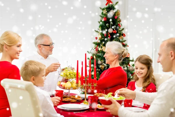 Leende familj att ha semester middag hemma — Stockfoto