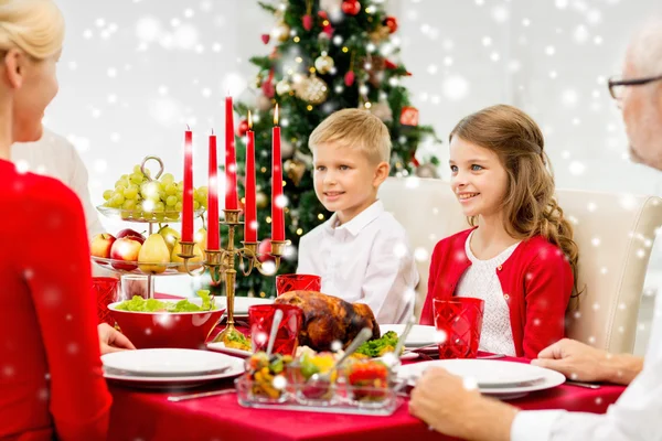 Lachende familie vakantie diner thuis hebben — Stockfoto