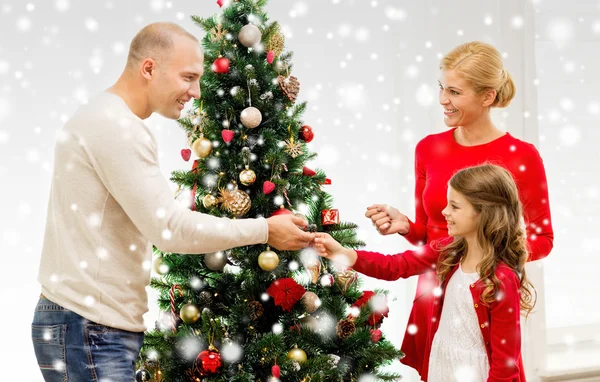 Família sorrindo decoração árvore de Natal em casa — Fotografia de Stock