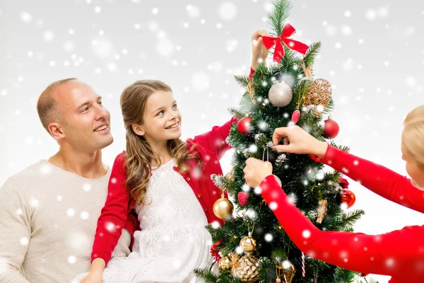 Famiglia sorridente decorazione albero di Natale a casa — Foto Stock