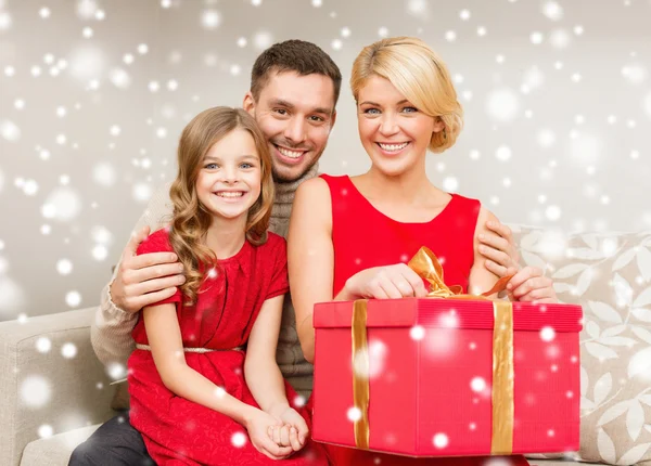 Famiglia sorridente tenendo la scatola regalo Zdjęcia Stockowe bez tantiem