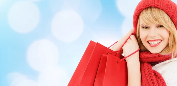 Lachende jonge vrouw met shopping tassen — Stockfoto