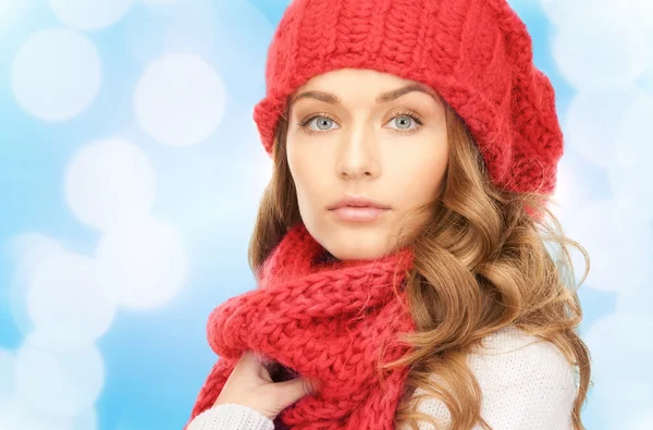 Close up de jovem mulher em roupas de inverno — Fotografia de Stock