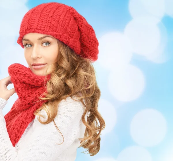 Young woman in winter clothes — Stock Photo, Image