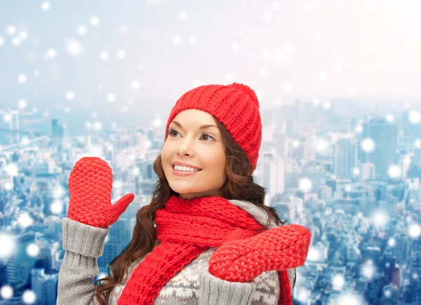 Smiling young woman in winter clothes — Stock Photo, Image