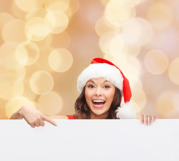 Femme en santa chapeau d'aide avec tableau blanc vierge — Photo