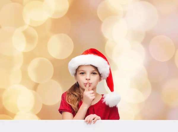 微笑的小女孩，在圣诞老人的助手帽子 — 图库照片