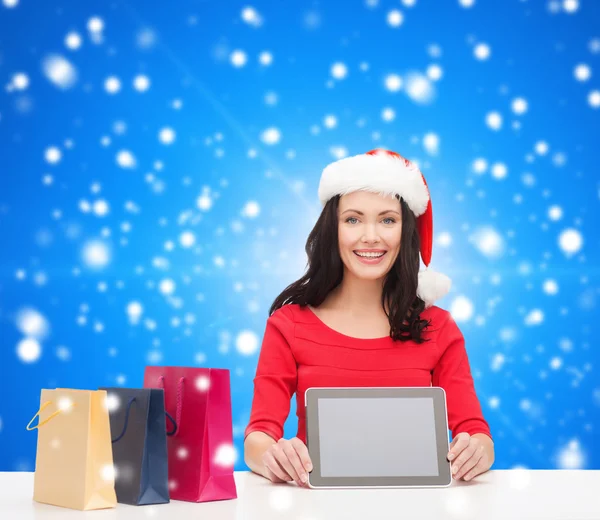 Mujer sonriente con bolsas de compras y tableta pc — Foto de Stock