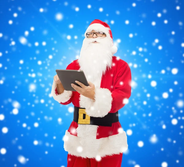 Homme en costume de Père Noël claus avec tablette pc — Photo