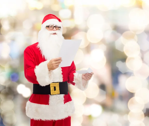 Man in costume of santa claus with letter — Stock Photo, Image