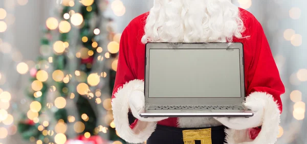 Närbild på jultomten med laptop — Stockfoto