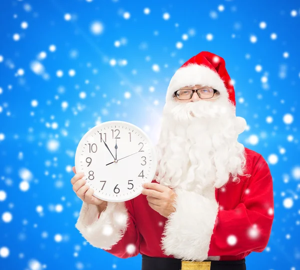 Homme en costume de Père Noël claus avec horloge — Photo