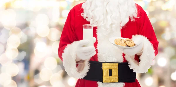 Jultomten med glas mjölk och kakor — Stockfoto