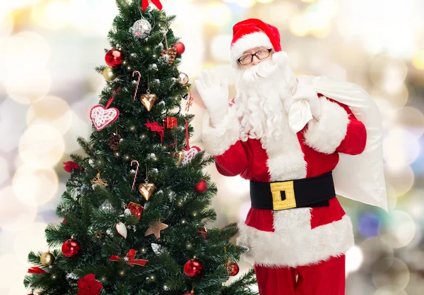 Papai Noel com saco e árvore de natal — Fotografia de Stock