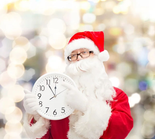 Homem em traje de santa claus com relógio — Fotografia de Stock