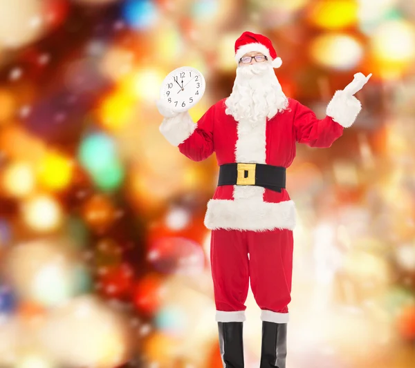 Homme en costume de Père Noël claus avec horloge — Photo