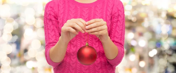 Primo piano di donna in maglione con palla di Natale — Foto Stock