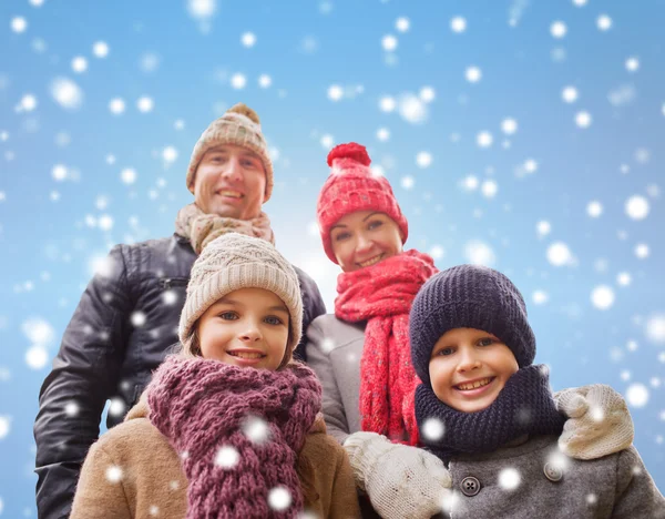 Famille heureuse en vêtements d'hiver à l'extérieur — Photo