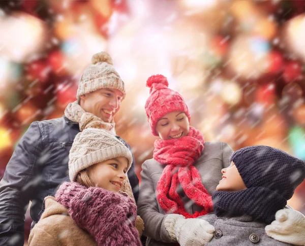 Ευτυχισμένη οικογένεια σε χειμωνιάτικα ρούχα σε εξωτερικούς χώρους — Φωτογραφία Αρχείου