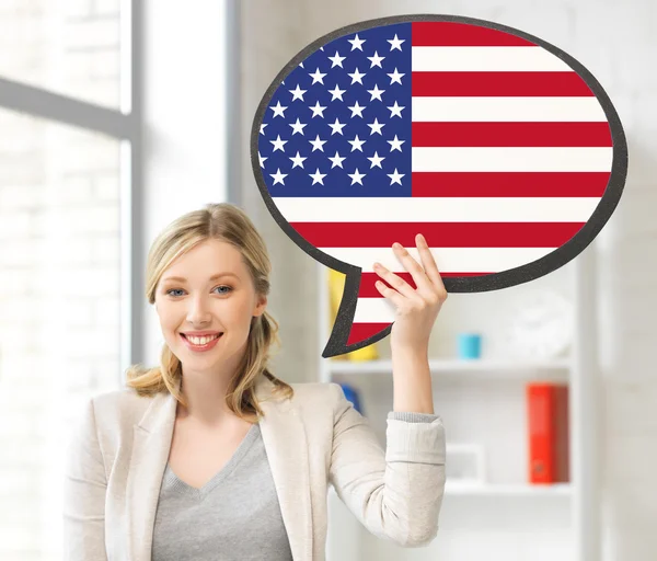 Donna sorridente con bolla di testo di bandiera americana — Foto Stock