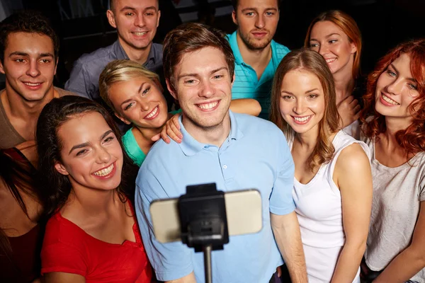 Amici con smartphone scattare selfie nel club — Foto Stock