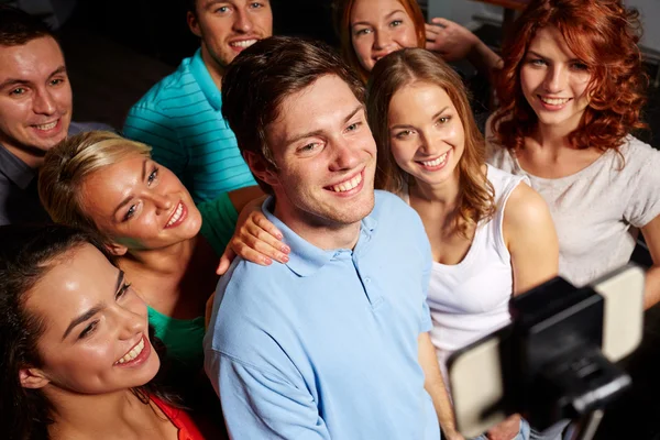Amigos con smartphone tomando selfie en el club —  Fotos de Stock