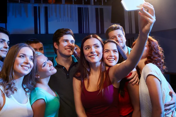 Amigos con smartphone tomando selfie en el club — Foto de Stock