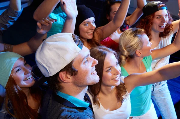 Smilende venner på konsert i klubben – stockfoto