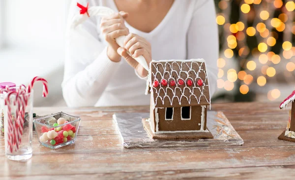 Gingerbread house evde yapmaya kadın yakın çekim — Stok fotoğraf